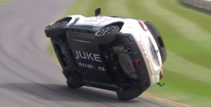 Nissan Juke RS Nismo Sets World Record by Driving On 2 Wheels For 2 Minutes and 10 Seconds