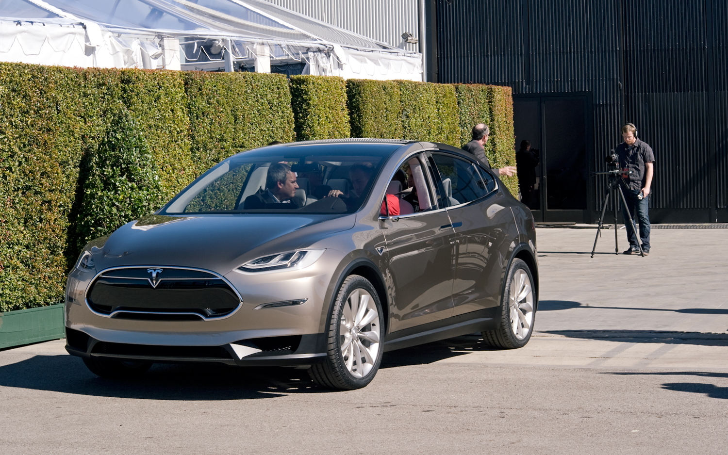 Elon Musk Signs Off on September 29th Release Date for Model X Crossover