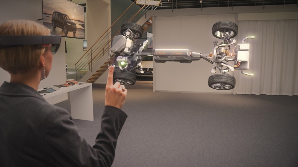 How HoloLens Liberates Us From the Drudgery of 2D Experience