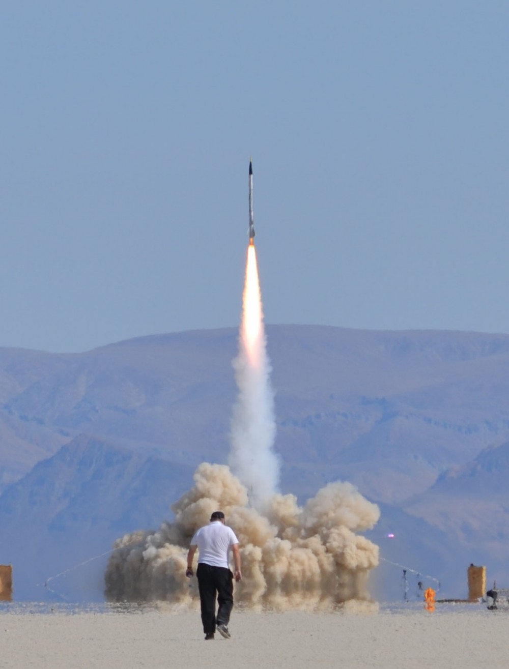 Homemade Qu8K Rocket Climbs 121,000 Feet in 92 Seconds