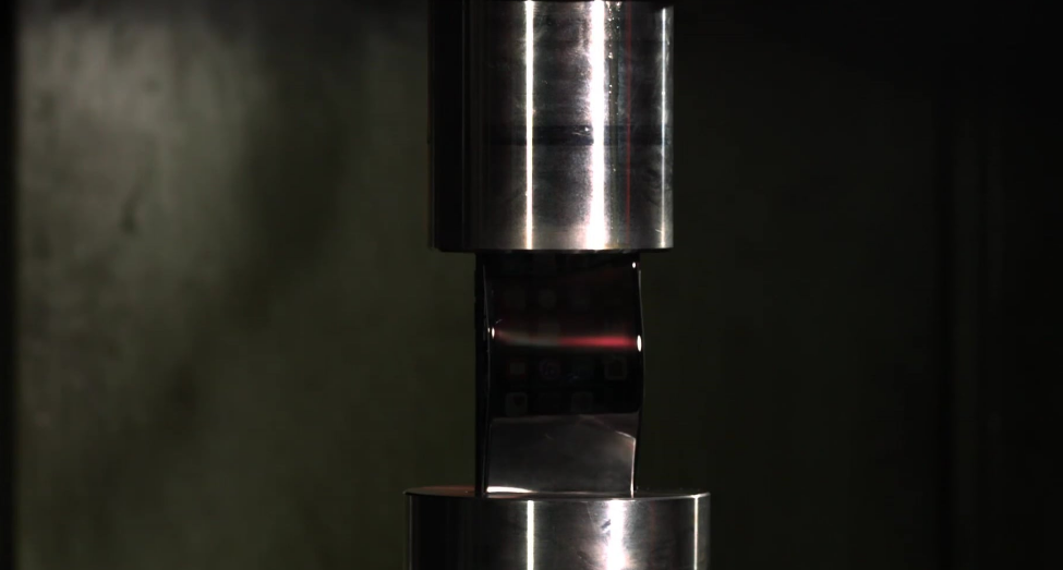 Frustrated Apple Customers Should Watch the New iPhone 7 Versus a Hydraulic Press