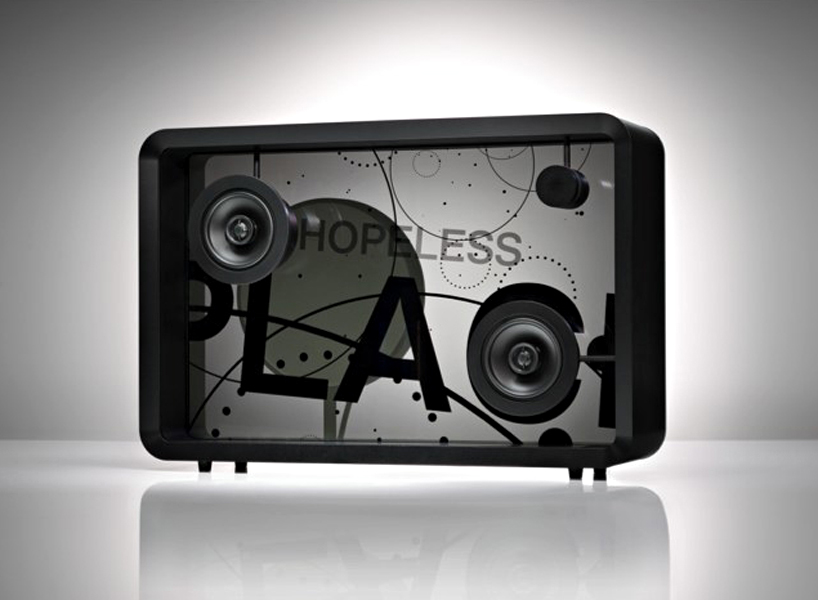The Lyric Speaker Displays the Words to the Song You are Listening to in Captivating Graphics