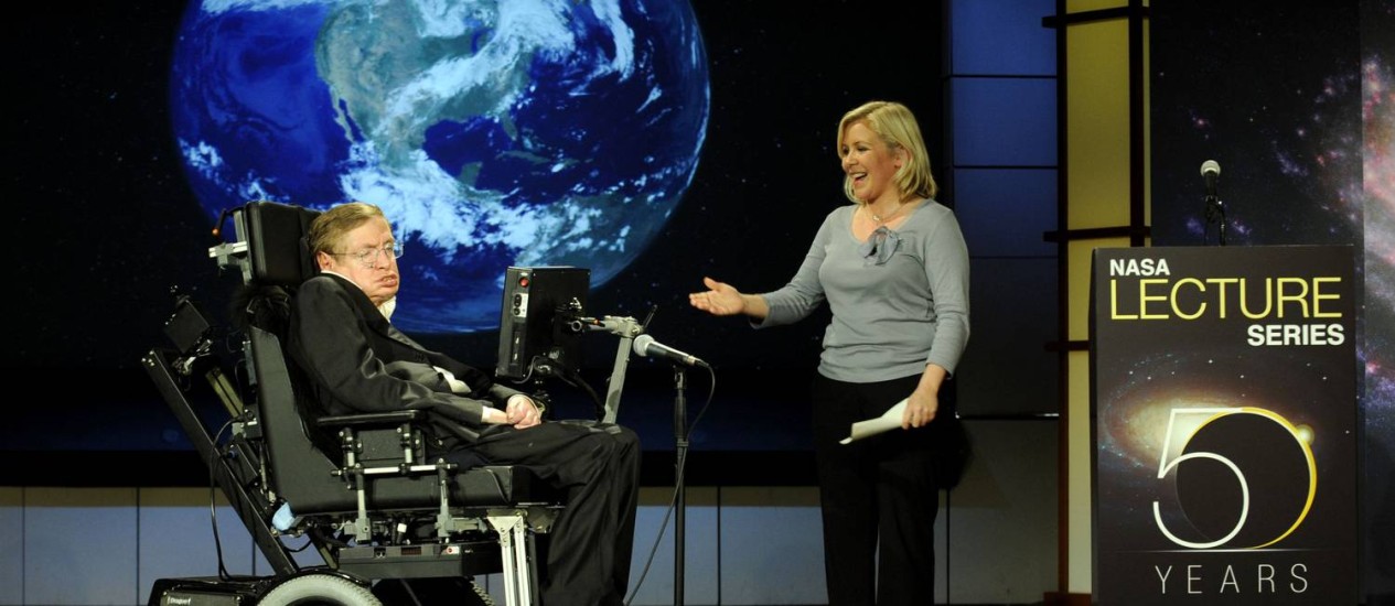 Here’s Why Stephen Hawking Warns Us to Stop Reaching Out to Aliens
