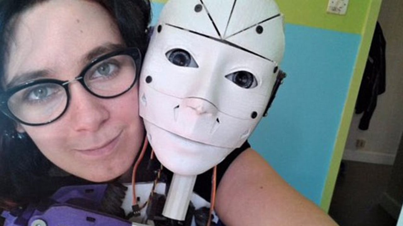 This Woman is in Love With Her 3D Printed Robot and Now She Wants to Marry It