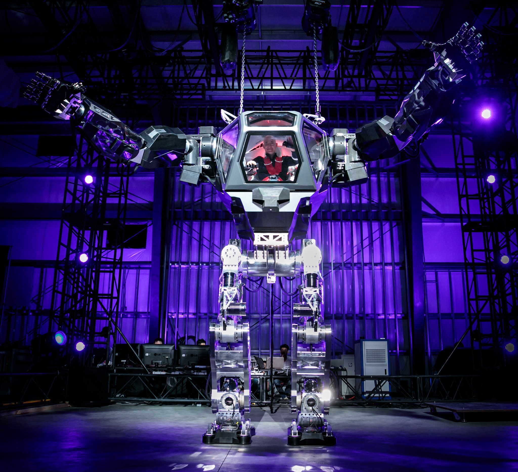 Jeff Bezos Tweets a Picture of Himself Piloting the 13-Foot-Tall Method-2 Robot