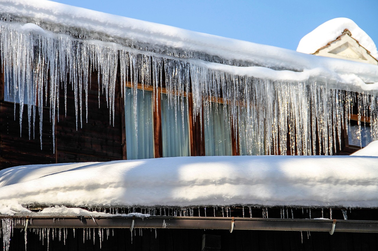 What are Ice Dams and How to Fix the Damage They Cause