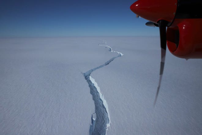 A Huge Iceberg Bigger Than New York City Just Broke Off from An Antarctic Ice Shelf