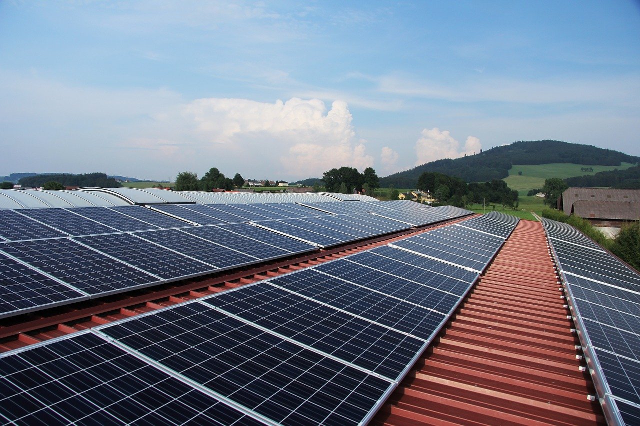 How Engineers Clean Solar Panels From Dust Without Using Water