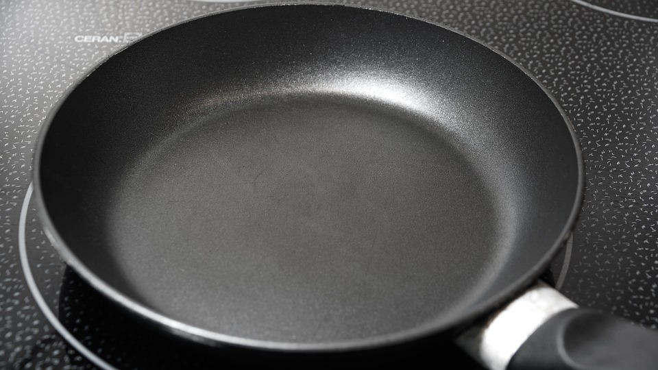 Time to toss your Non-stick pan into the bin – A single tiny scratch on your Teflon-coated pan could leach over 9,000 plastic particles into food