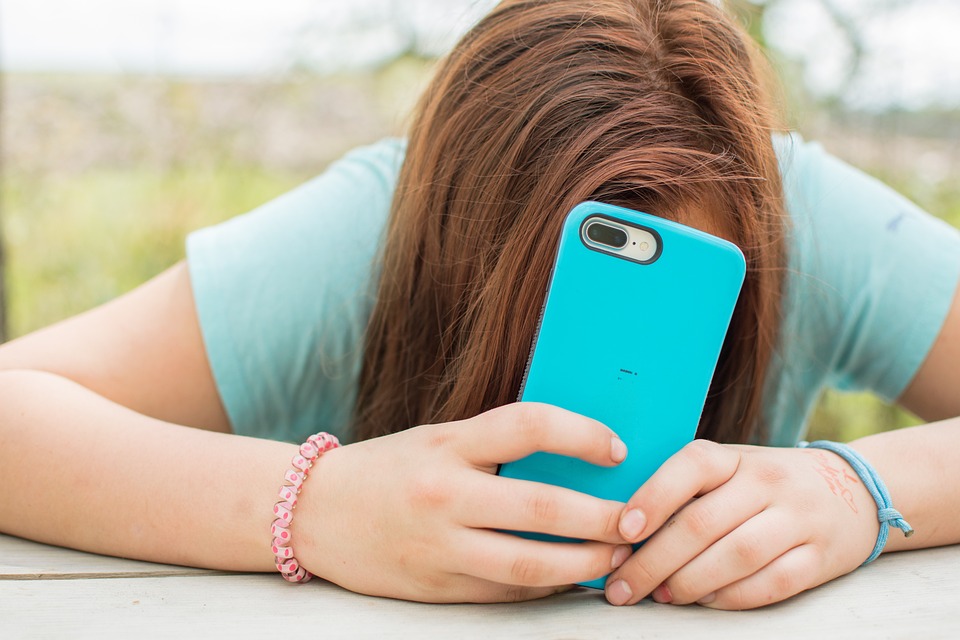 Frequent Social Media Checks May Affect Adolescent’s Brains