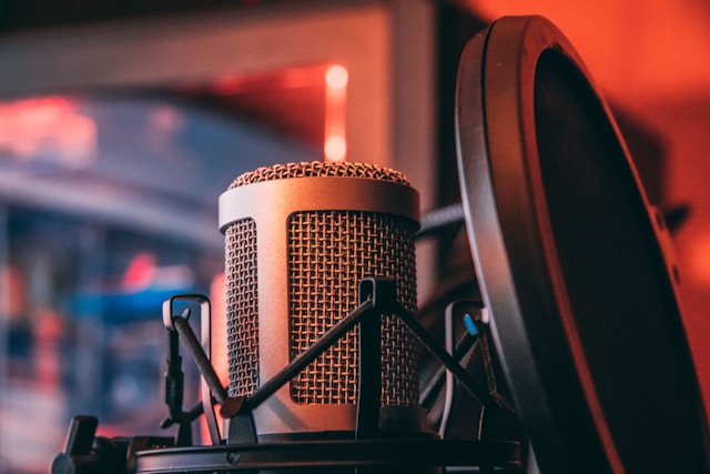 Top Qualities of an Engaging Online Radio Broadcaster