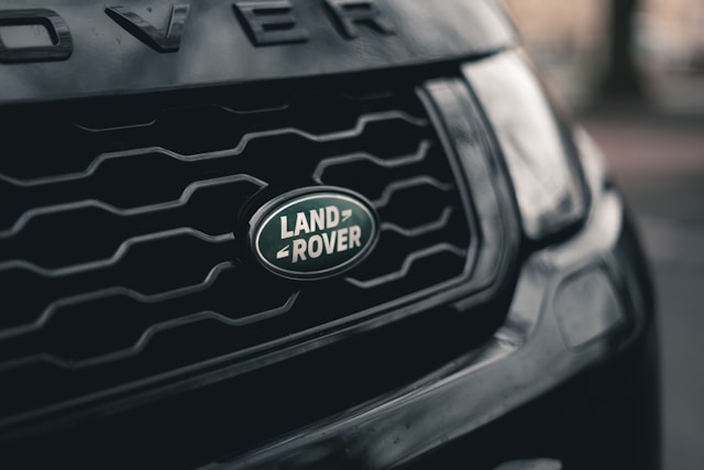 The Uncompromising Luxury SUV: A Guide to Choosing a Pre-Owned Land Rover Range Rover