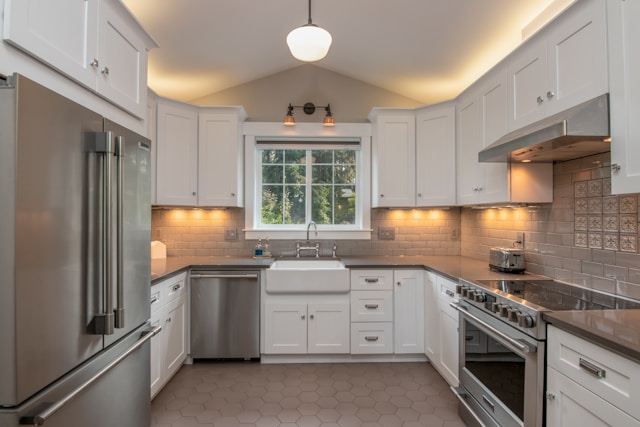 What Should You Consider When Purchasing Wholesale Cabinets: Key Factors for Smart Buying